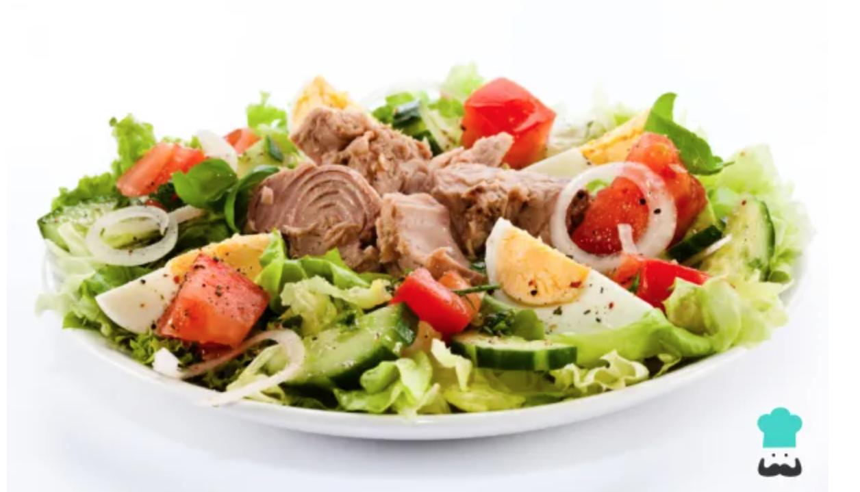 Ensalada de verduras variadas con merluza al horno con patatas y pimentos.